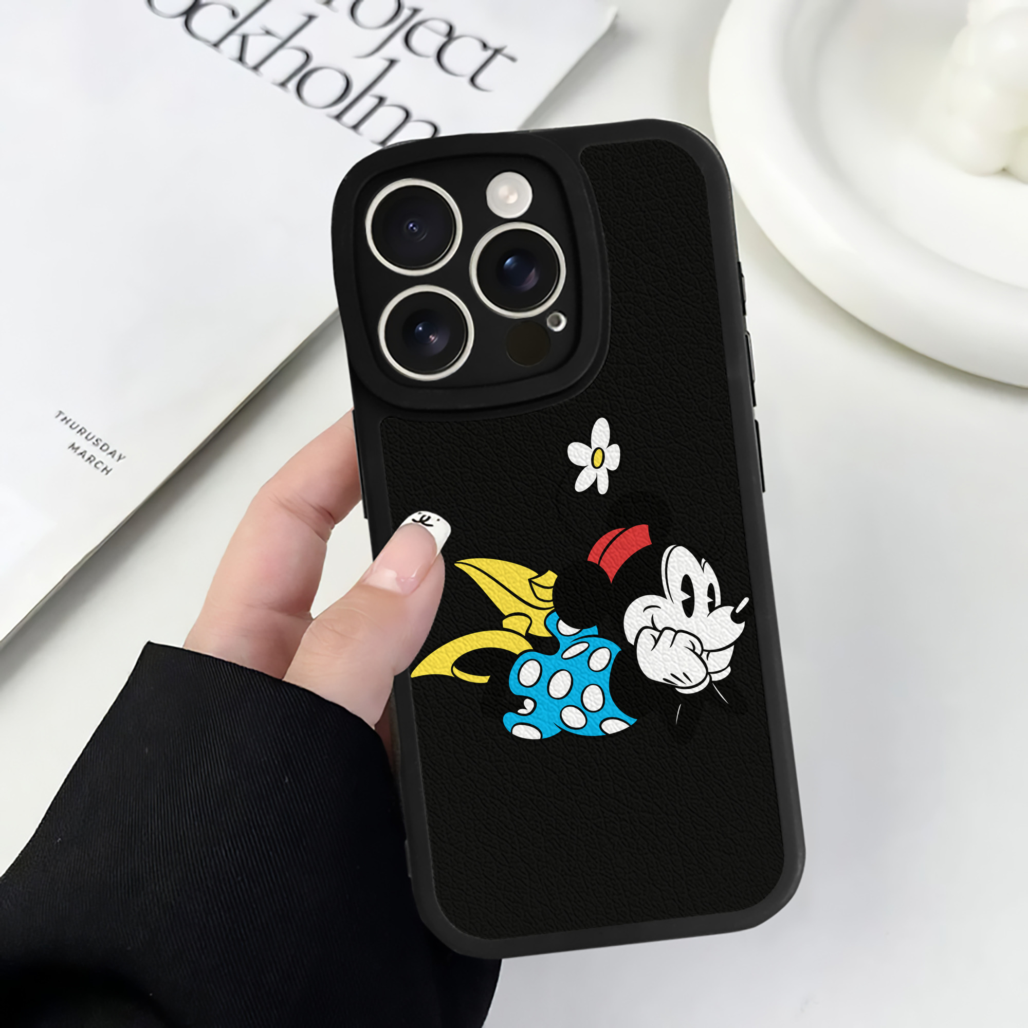 （画像用） ミッキーマウス Mickey Mouse 【iPhone 16シリーズ対応】シリコンスマホケース（レザー調） 材質：シリコン